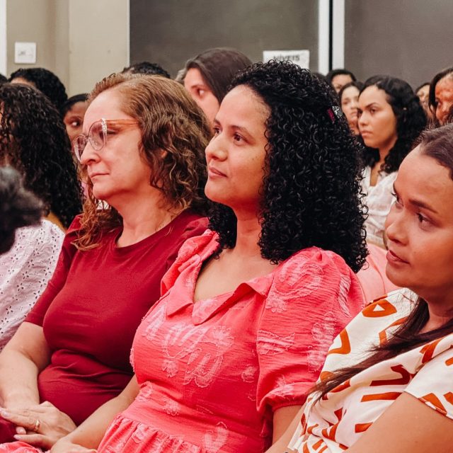 Assim foi a terceira edição do nosso Outubro Rosa! 🌸 Tivemos uma palestra inspiradora com a @drafranginecologista trazendo orientações sobre saúde e prevenção, e a ministração da Palavra com @hilquiass.ofc , que tocou nossos corações. Um encontro de fé, cuidado e conscientização pelo bem da vida! 💖