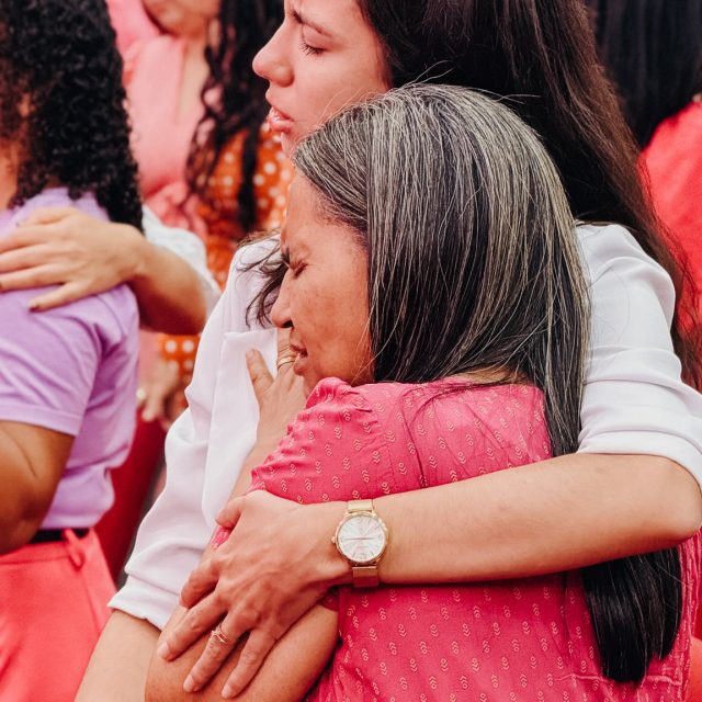 Durante a ministração da missionária Hilquias Santos, de Pernambuco, no nosso Outubro Rosa, todas as mulheres foram lembradas de que cada uma tem um propósito e de que sobre cada vida repousa uma promessa.
Não é tempo de desistir, mas de confiar nos projetos de Deus. Foi uma noite de alinhamentos, renovação e novas perspectivas. Que essa palavra siga fortalecendo nossos corações! 🌷