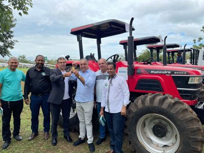 Trator entregue para ARVIDAS